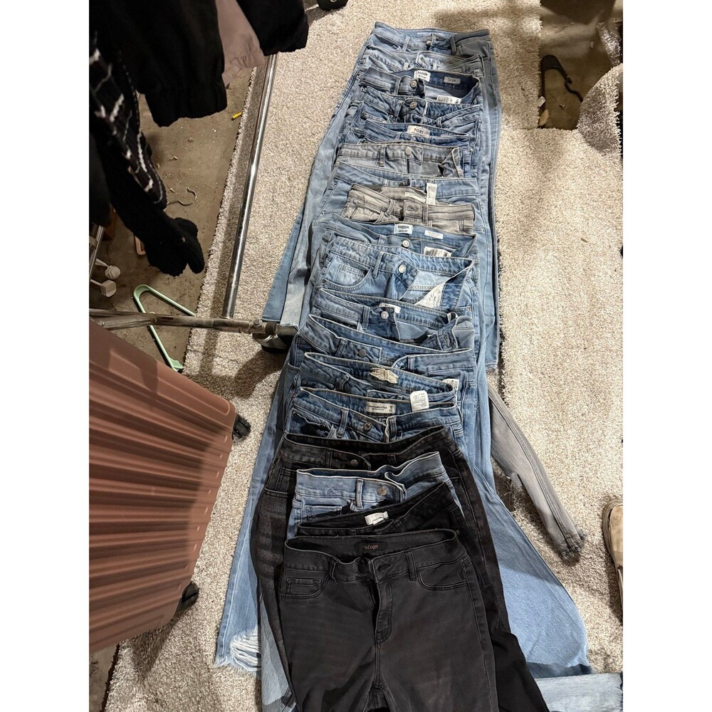 HUGE JEANS LOT (18 PAIRS)